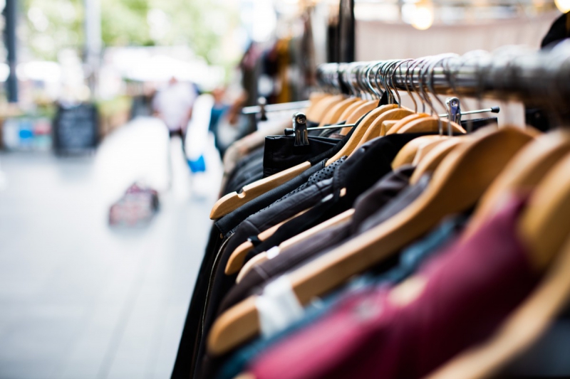 vente-SAORGE-min_blur_close_up_focus_hanger_jacket_market_people_rack-1176303
