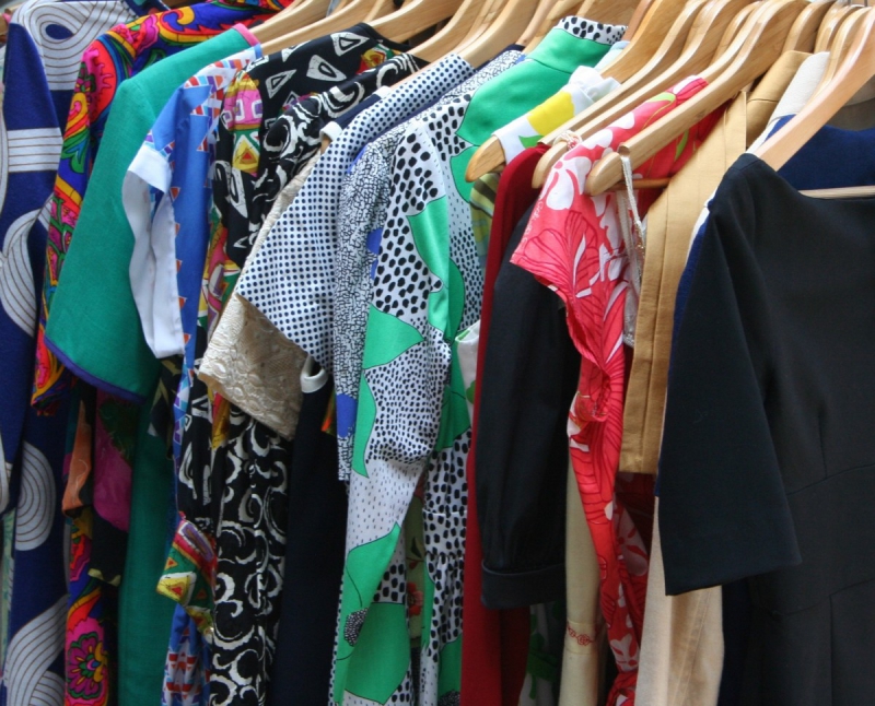 vente-SAORGE-min_dresses_apparel_clothing_clothes_clothes_hangers_wooden_hangers_retail_shop_closet-1149845